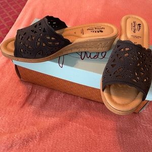 Black cut out slide sandal